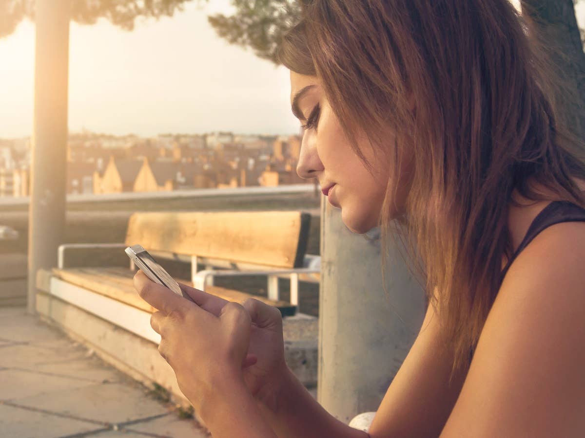 Frau schaut auf ihr Handy