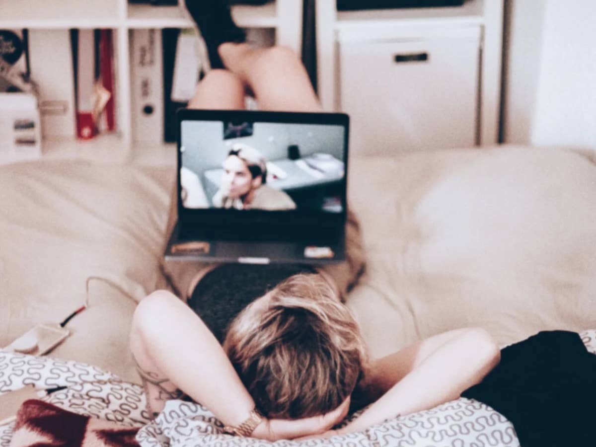 Frau streamt Filme auf einem Laptop