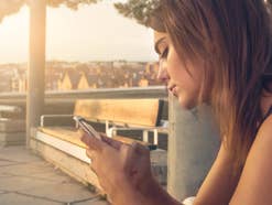 Frau mit Smartphone