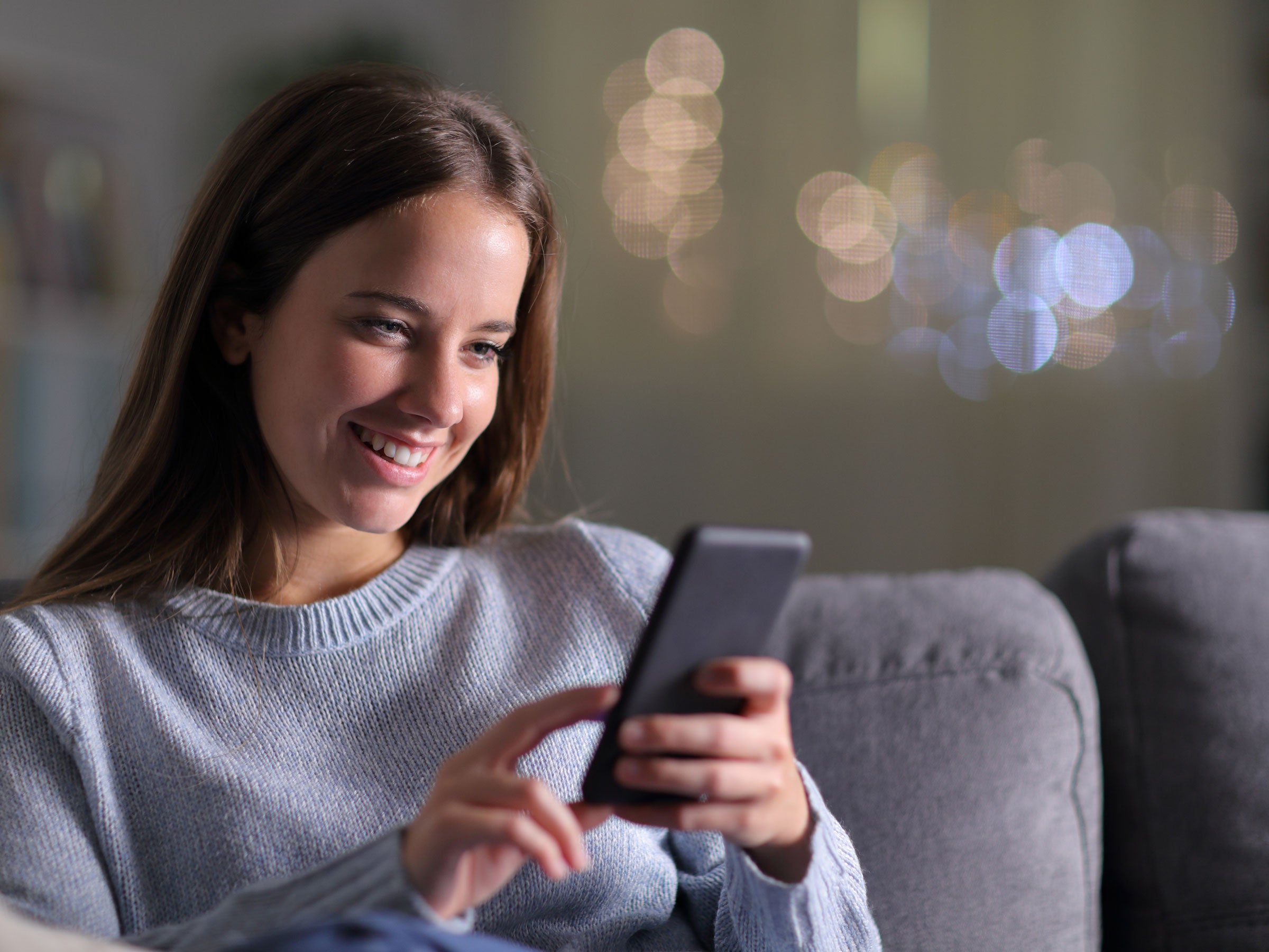 Работа сидя в телефоне. Woman Couch mobile Phone. Happy girl Phone. Посидеть в телефоне. Woman checking Phone.