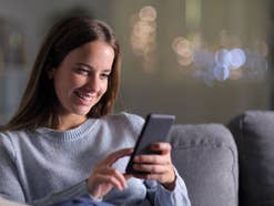 Frau, Smartphone, Wohnzimmer, Lächeln
