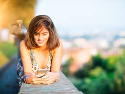 Frau mit Smartphone im Sommer