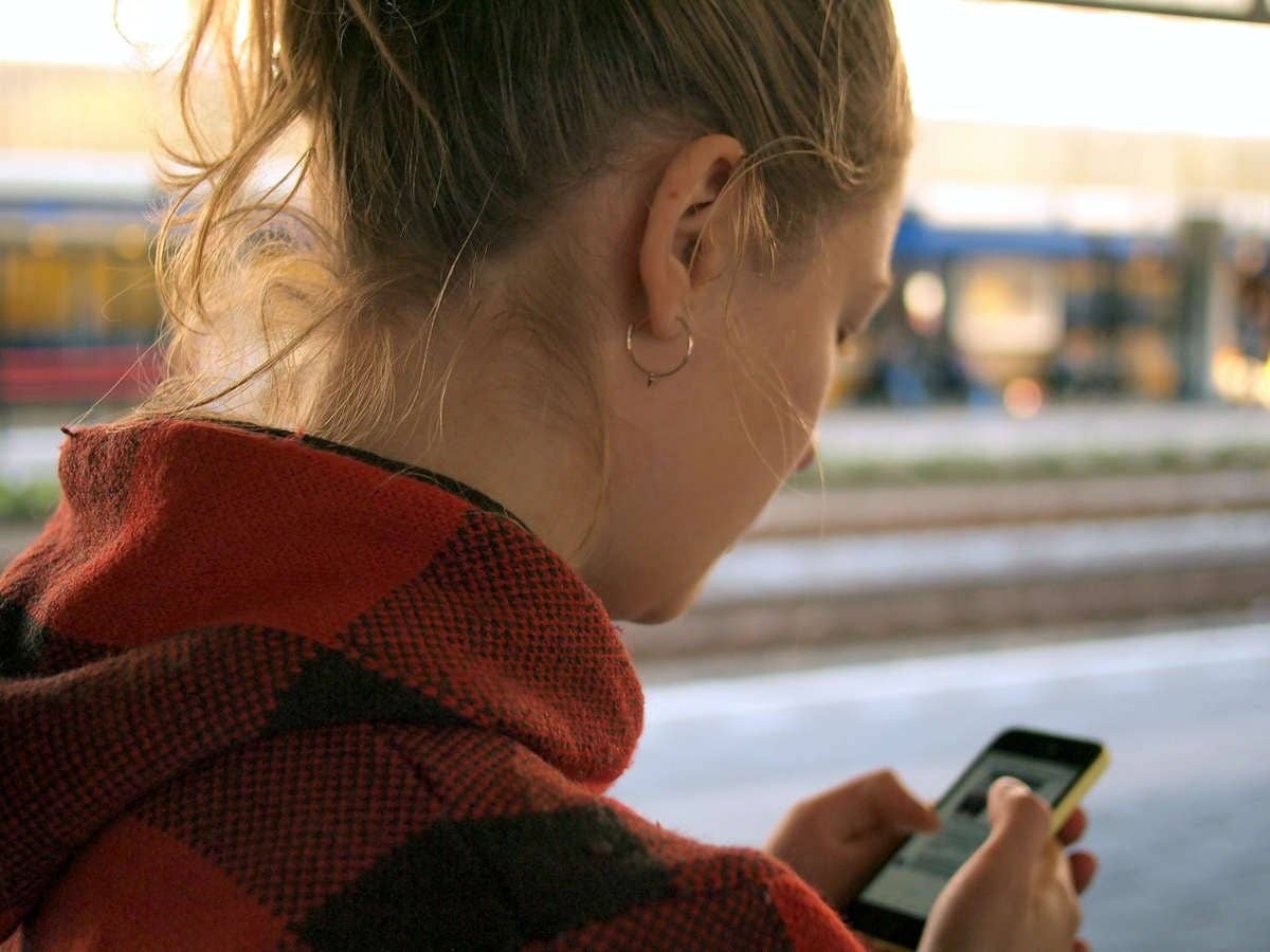 Frau mit Smartphone in der Hand