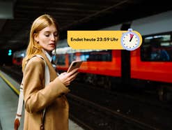 Frau mit Smartphone in einem Bahnhof, daneben ein Hinweis, dass eine Aktion heute endet