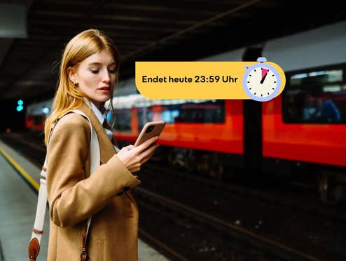 Frau mit Smartphone in einem Bahnhof, daneben ein Hinweis, dass eine Aktion heute endet