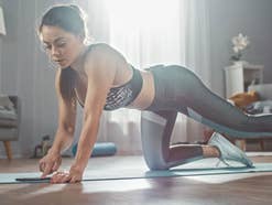 Frau mit Fitness-App Frau nutzt eine Fitness-App