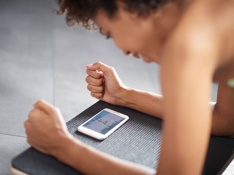 Smartphone-Spiel auf dem Plankpad