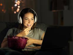 Frau streamt Video auf Laptop Frau, Streaming, Video, Notebook, Kopfhörer
