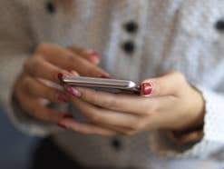 Eine Frau tippt auf ihrem Smartphone Eine Frau tippt auf ihrem Smartphone