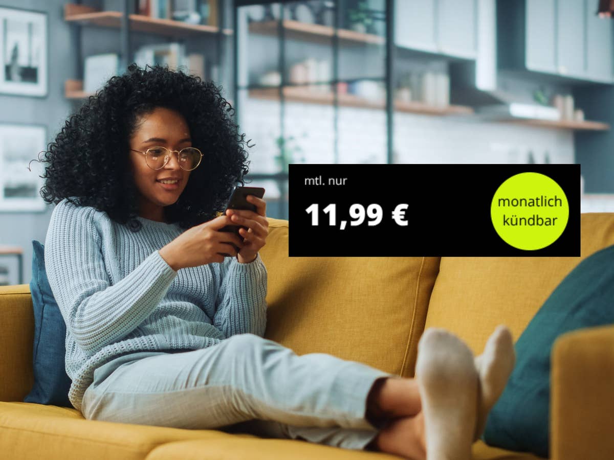 Eine Frau sitzt auf einem Sofa und bedient ihr Smartphone