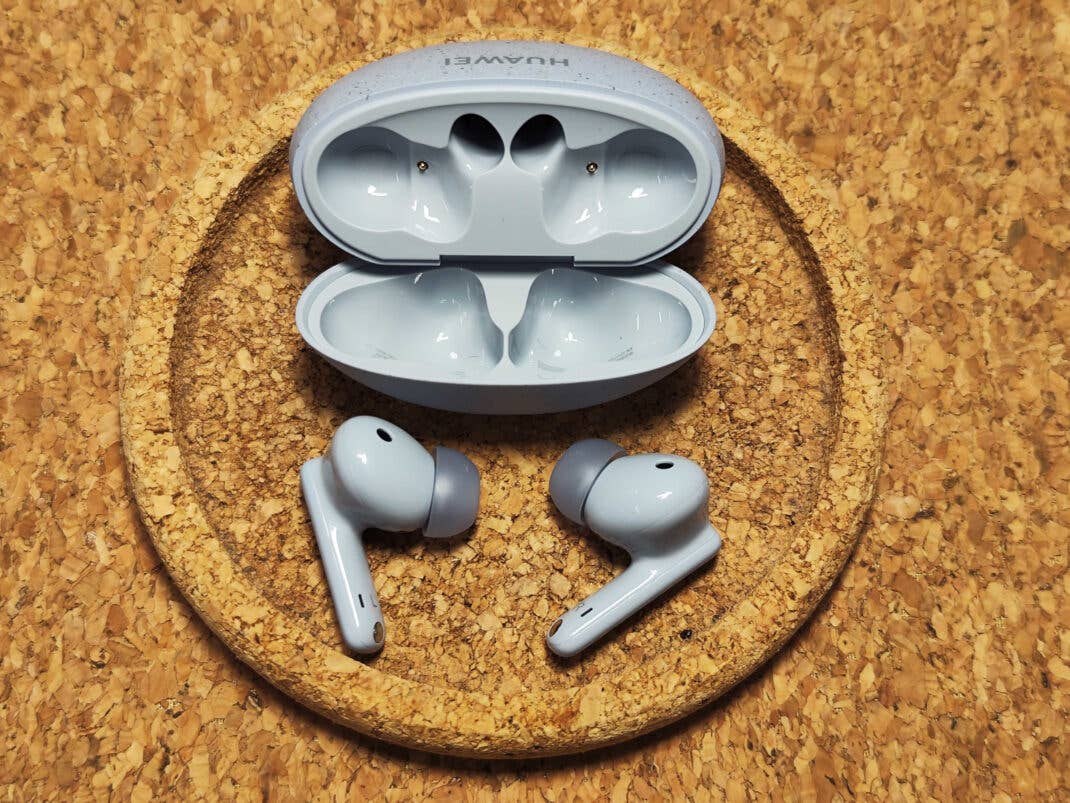 HUAWEI FreeBuds 5i mit offenem Case.