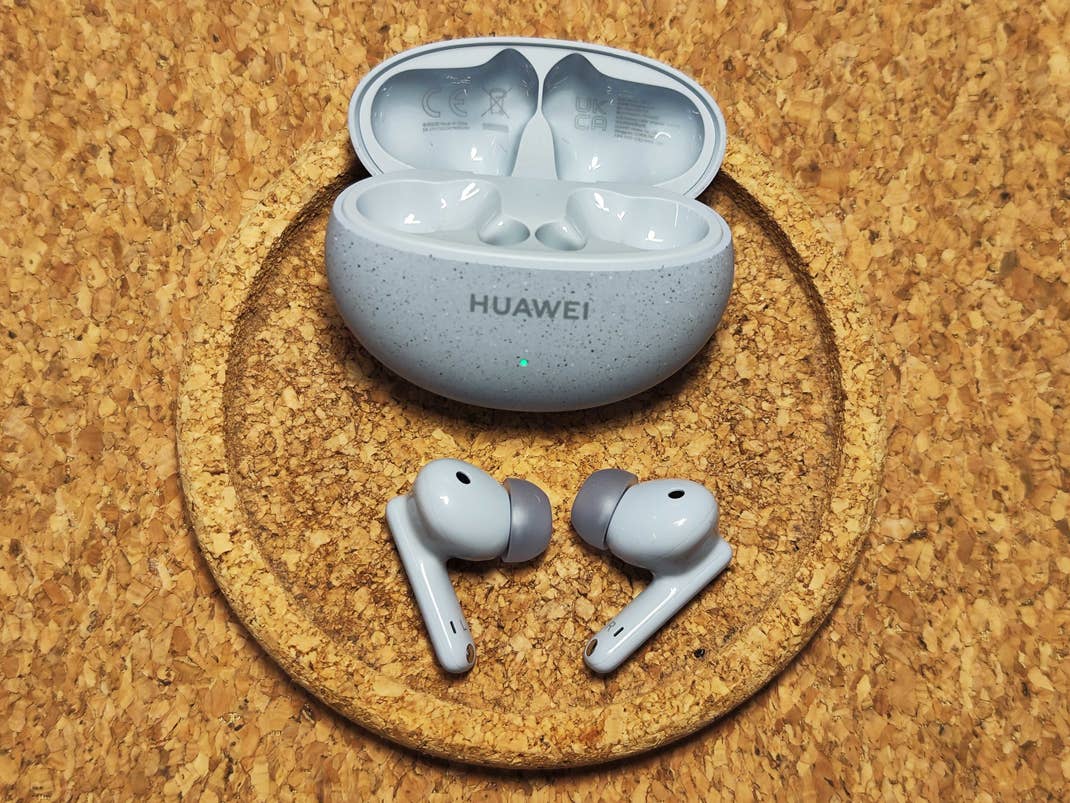 HUAWEI FreeBuds 5i mit offenem Case.