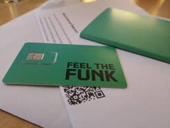 freenet Funk SIM-Karte liegt auf einem Umschlag