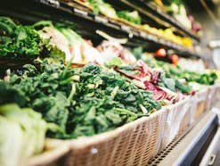 Frische Lebensmittel Frische Lebensmittel in einem Supermarktregal