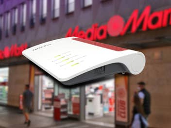FritzBox WLAN-Router vor unscharf gestelltem MediaMarkt-Eingang