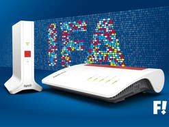 Zwei Fritz! Router vor einem IFA-Logo