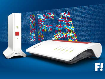 Zwei Fritz! Router vor einem IFA-Logo