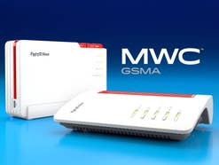 Zwei Fritz!Box-Modelle vor einem MWC-Logo