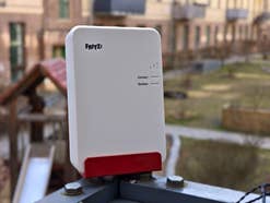 Fritz!Repeater 1610 Outdoor steht auf einem Balkon