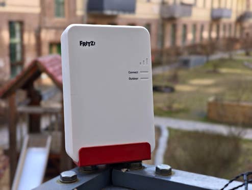 Fritz!Repeater 1610 Outdoor steht auf einem Balkon Fritz!Repeater 1610 Outdoor steht auf einem Balkon