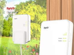 Der WLAN Repeater FritzRepeater 1610 Outdoor an einer Fensterscheibe