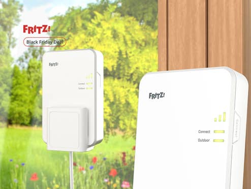 Der WLAN Repeater FritzRepeater 1610 Outdoor an einer Fensterscheibe