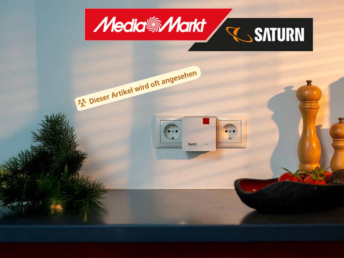 Fritz!Repeater steckt in einer Steckdose. Darüber ist ein MediaMarkt-Logo