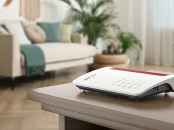 FRITZ!Box 4630 steht auf einem Tisc