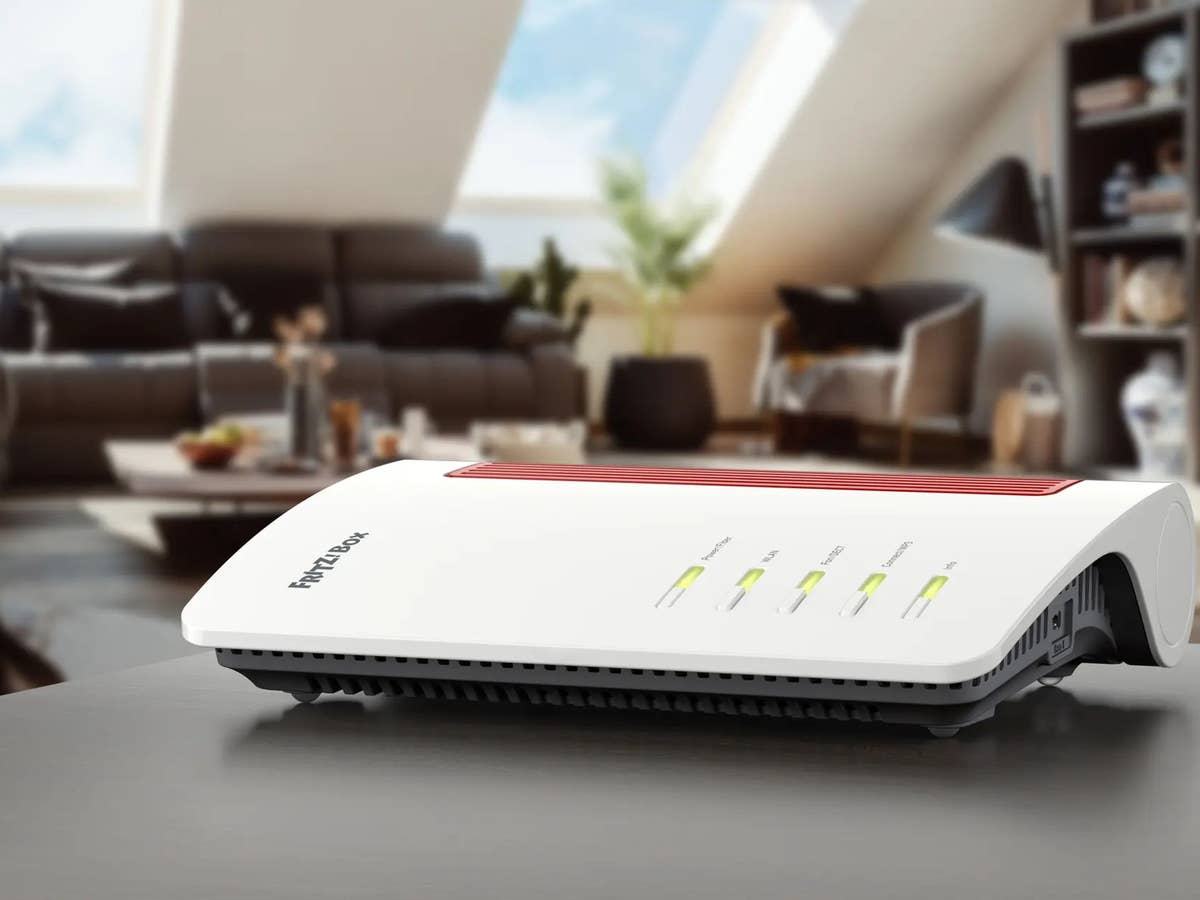 Fritz!Box 5690 steht auf einem Tisch Fritz!Box 5690 steht auf einem Tisch