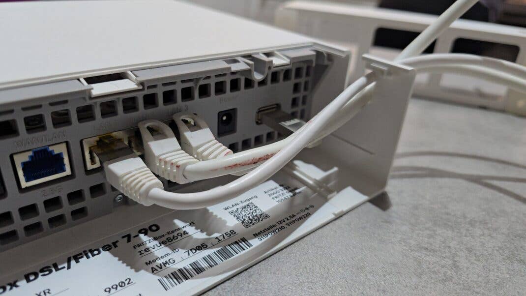 Kabel und USB-Stick in der FritzBox DSL/Fiber 7-90