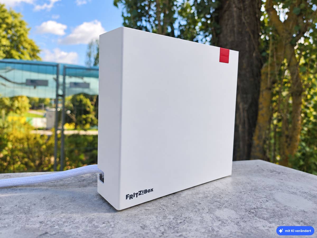 FritzBox DSL/Fiber 7-90 FritzBox DSL/Fiber 7-90 steht auf einem Untergrund (mit KI bearbeitet)