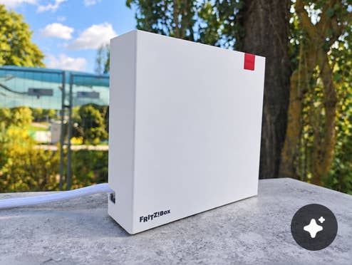 FritzBox DSL/Fiber 7-90 steht auf einem Untergrund