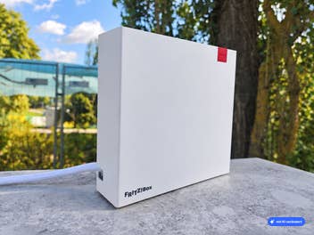 FritzBox DSL/Fiber 7-90 steht auf einem Untergrund (mit KI bearbeitet)