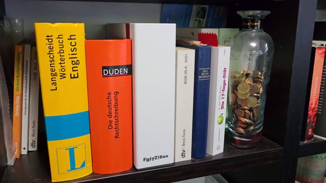 FritzBox DSL/Fiber 7-90 steht in einem Bücherregal
