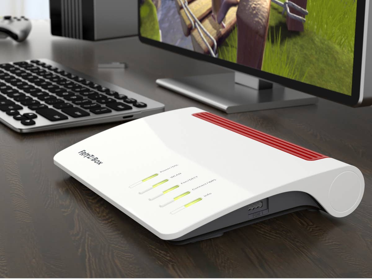 FritzBox Update: FritzOS 7.55 macht WLAN-Router noch besser FritzBox 7590 steht auf einem Schreibtisch neben einer Tastatur.