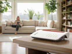 FritzBox 7632 steht auf einem Tisch