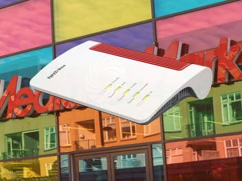 MediaMarkt-Schriftzug im Hintergrund; FritzBox-Router im Vordergrund