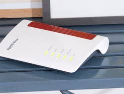 Eine FritzBox stehz auf einem Tisch
