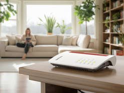 FritzBox steht in einem Wohnzimmer auf einem Tisch.