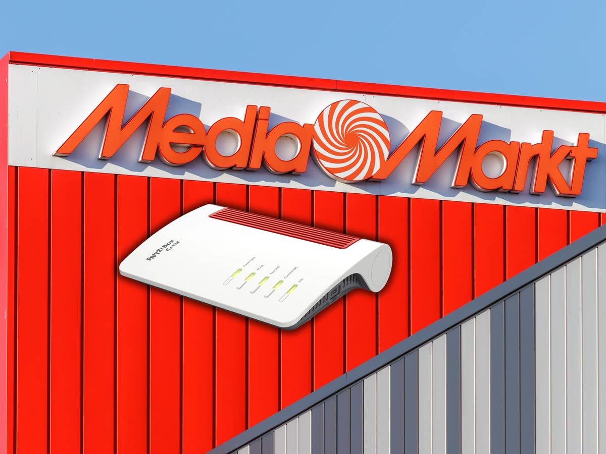 FritzBox bei MediaMarkt im Angebot FritzBox vor einem MediaMarkt-Geschäft