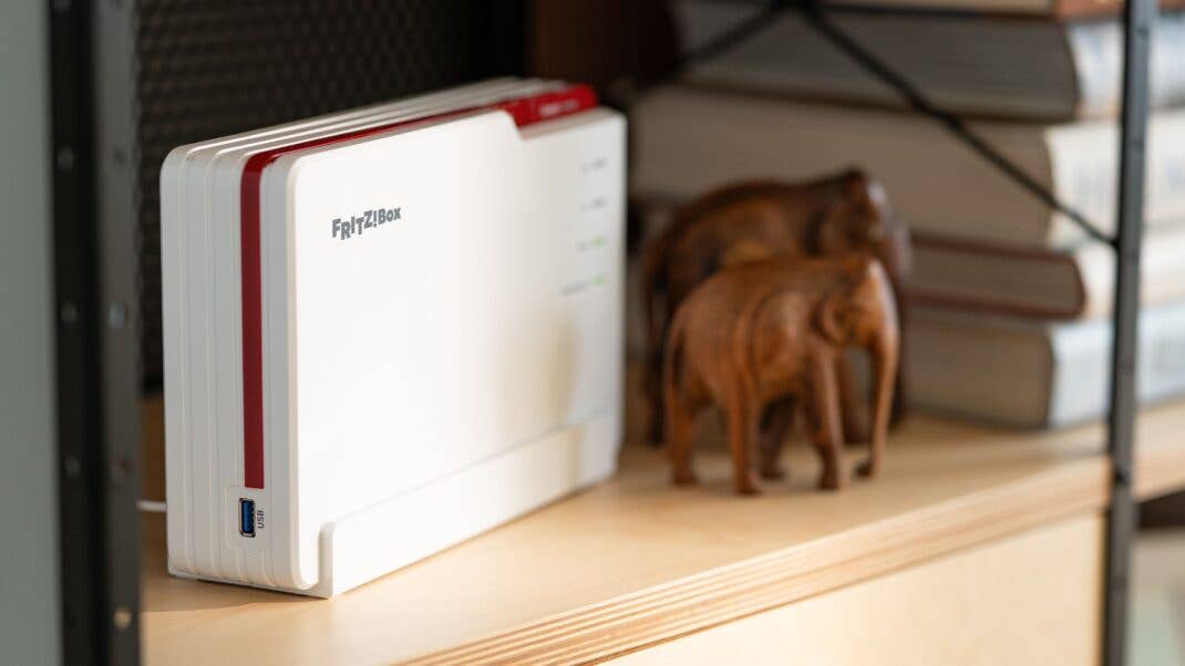 FritzBox 5690 Pro steht im Regal