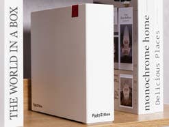 FRITZ!Box DSL/Fiber 7-90 auf einem Regal
