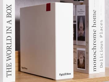 FRITZ!Box DSL/Fiber 7-90 auf einem Regal