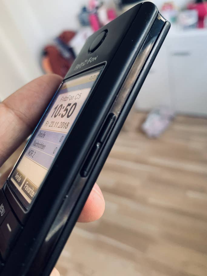 So sieht das AVM FritzFon C5 an der rechten Seite aus.