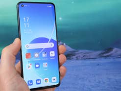 Oppo Reno6 5G Front in der Hand