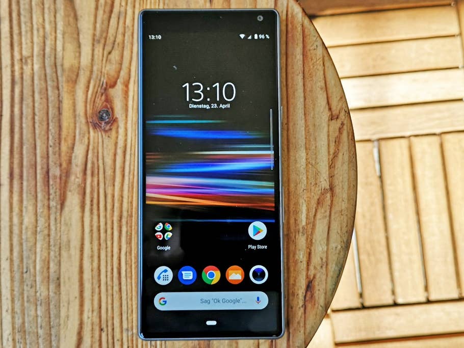 Sony Xperia 10 auf einem Holztisch.