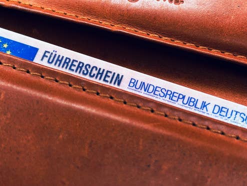 Führerschein: Wird er billiger? Führerschein im Portemonnaie