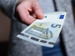 Fünf-Euro-Schein in einer Hand