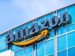 Amazon-Logo auf einem Gebäude