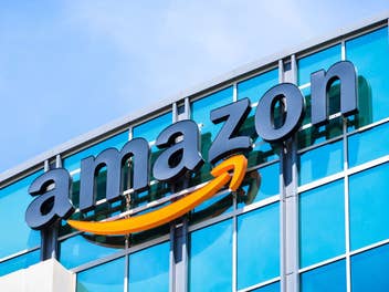 Amazon-Logo auf einem Gebäude